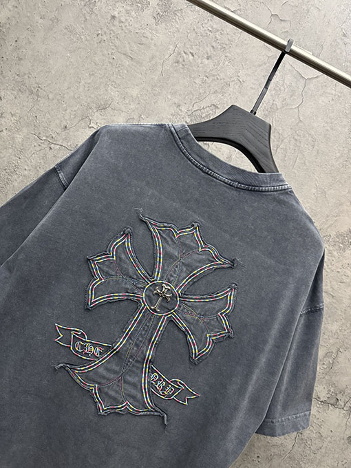 クロムハーツコピー フロントとバックにメタルクロスアップリケが付いた半袖Tシャツ