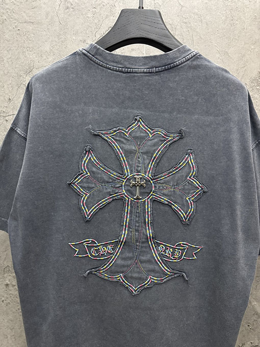 クロムハーツコピー フロントとバックにメタルクロスアップリケが付いた半袖Tシャツ