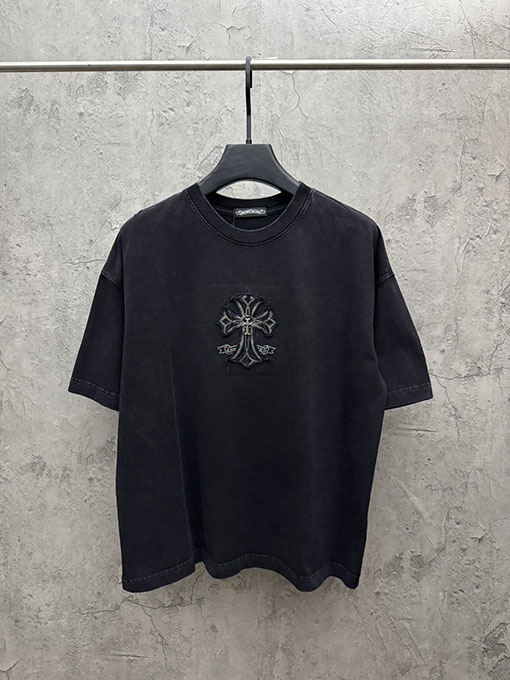 クロムハーツコピー フロントとバックにメタルクロスアップリケが付いた半袖Tシャツ
