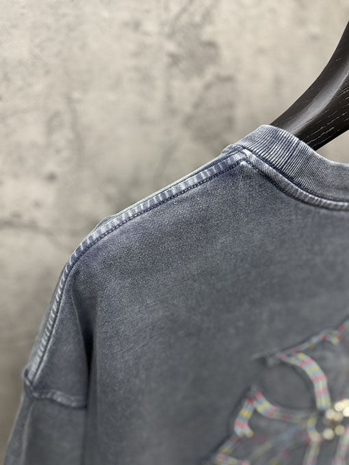 クロムハーツコピー フロントとバックにメタルクロスアップリケが付いた半袖Tシャツ