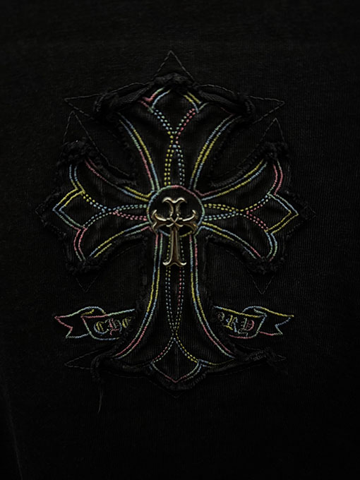 クロムハーツコピー フロントとバックにメタルクロスアップリケが付いた半袖Tシャツ