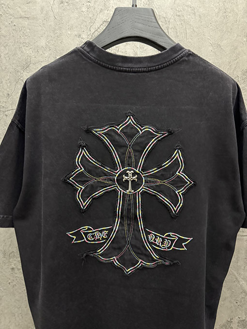クロムハーツコピー フロントとバックにメタルクロスアップリケが付いた半袖Tシャツ