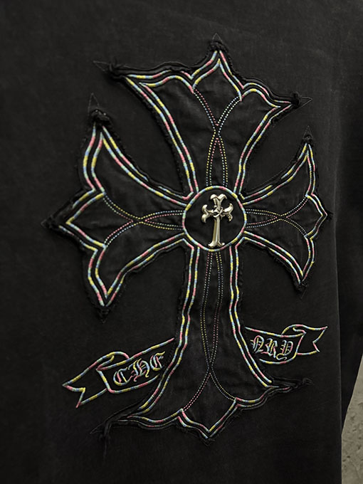 クロムハーツコピー フロントとバックにメタルクロスアップリケが付いた半袖Tシャツ