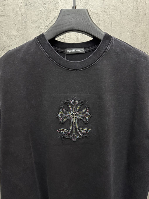 クロムハーツコピー フロントとバックにメタルクロスアップリケが付いた半袖Tシャツ