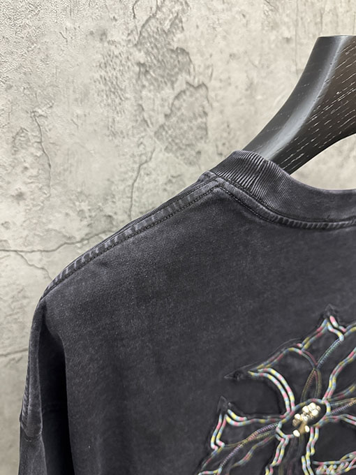 クロムハーツコピー フロントとバックにメタルクロスアップリケが付いた半袖Tシャツ