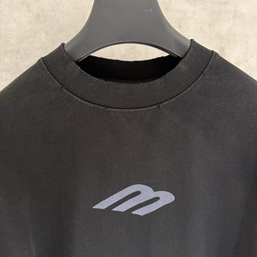 バレンシアガ 前面パネルと背面パネル刺繍半袖Tシャツ