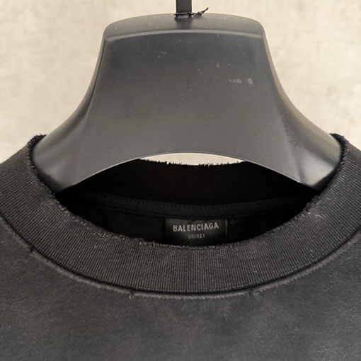 バレンシアガ 前面パネルと背面パネル刺繍半袖Tシャツ