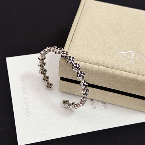 ヴァン クリーフ＆アーペル VCA 四つ葉のレディースクローバーブレスレット