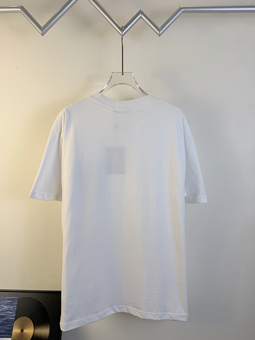 ルイヴィトン 胸元にデニムパッチロゴが入った半袖Tシャツ