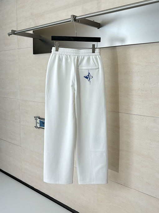 ルイヴィトンコピー 四つ葉のクローバーのスケッチが刺繍されたストレートレッグのカジュアルパンツ