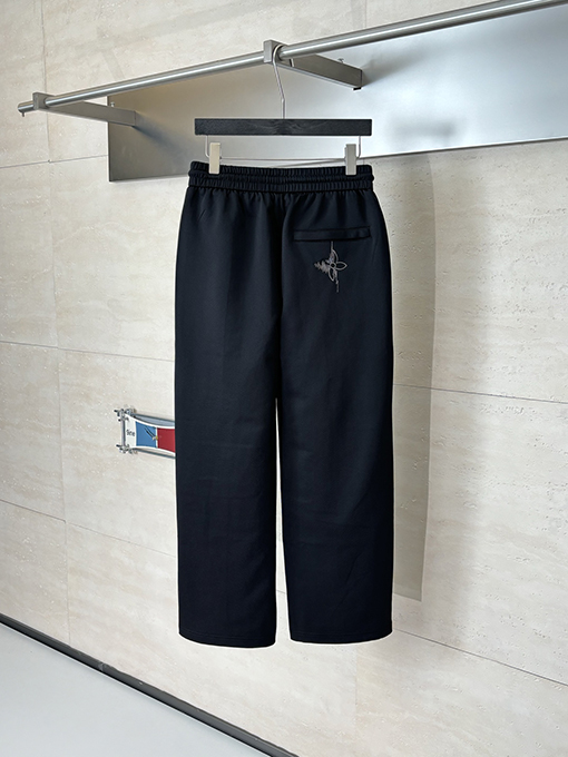 ルイヴィトンコピー 四つ葉のクローバーのスケッチが刺繍されたストレートレッグのカジュアルパンツ