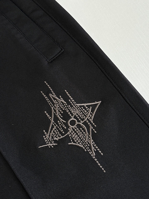 ルイヴィトンコピー 四つ葉のクローバーのスケッチが刺繍されたストレートレッグのカジュアルパンツ