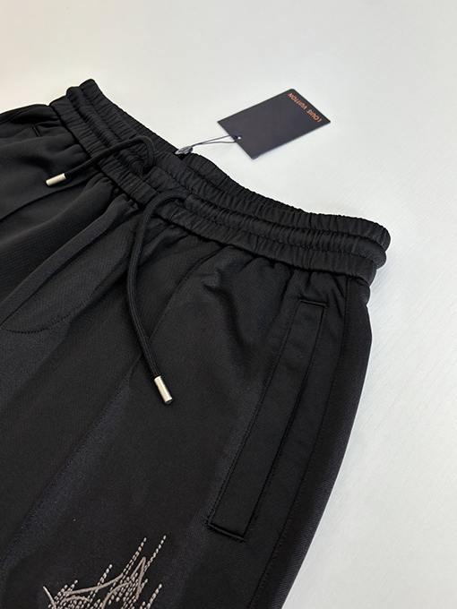 ルイヴィトンコピー 四つ葉のクローバーのスケッチが刺繍されたストレートレッグのカジュアルパンツ