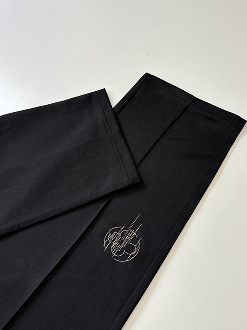 ルイヴィトンコピー 四つ葉のクローバーのスケッチが刺繍されたストレートレッグのカジュアルパンツ