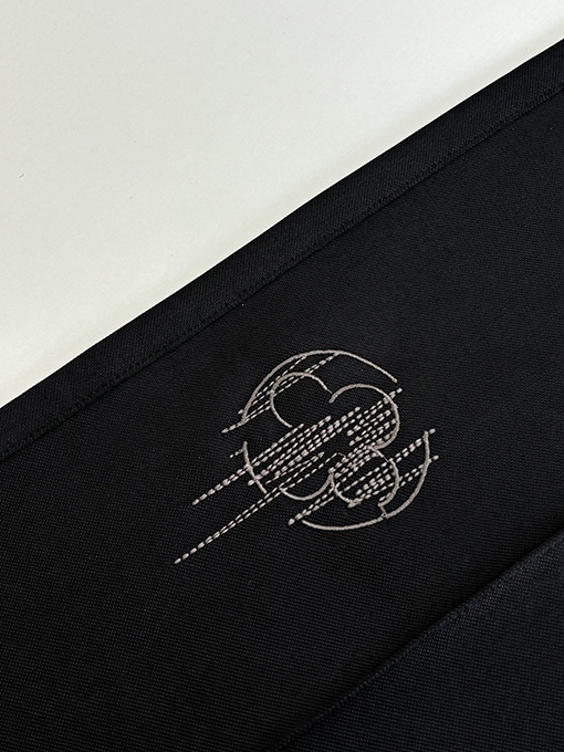 ルイヴィトンコピー 四つ葉のクローバーのスケッチが刺繍されたストレートレッグのカジュアルパンツ