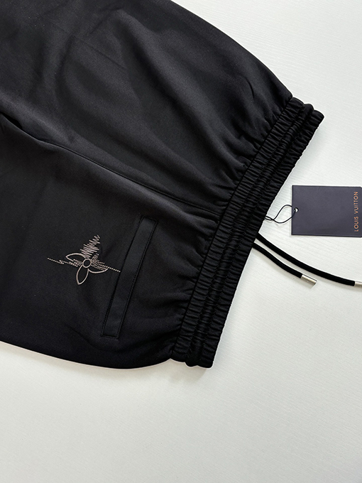 ルイヴィトンコピー 四つ葉のクローバーのスケッチが刺繍されたストレートレッグのカジュアルパンツ