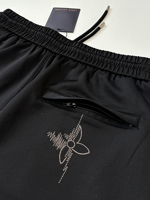 ルイヴィトンコピー 四つ葉のクローバーのスケッチが刺繍されたストレートレッグのカジュアルパンツ