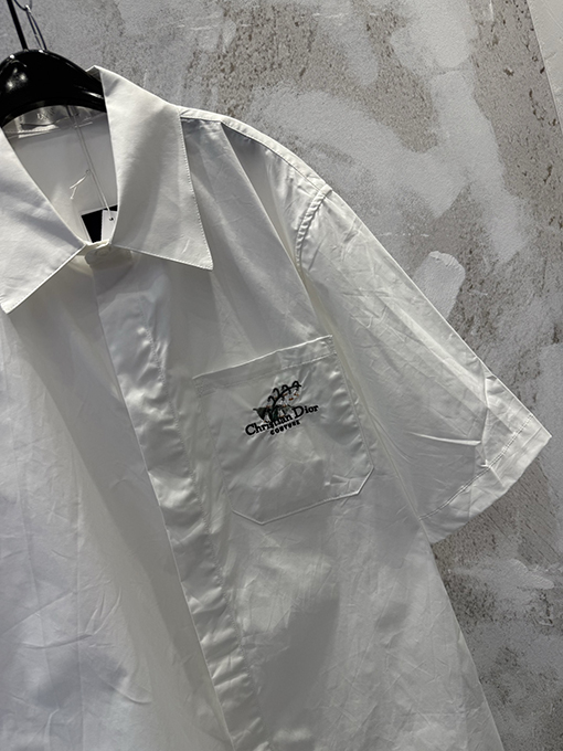 ディオールスーパーコピー Christian DIOR Couture ポケット刺繍入りスズランスローガン半袖シャツ