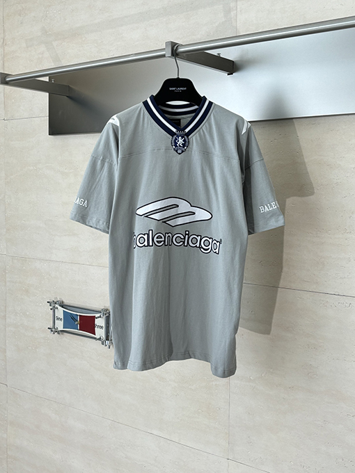バレンシアガ Balenciaga FOOTBALL マンチェスターユナイテッドとの共同ブランドVネック半袖ジャージTシャツ