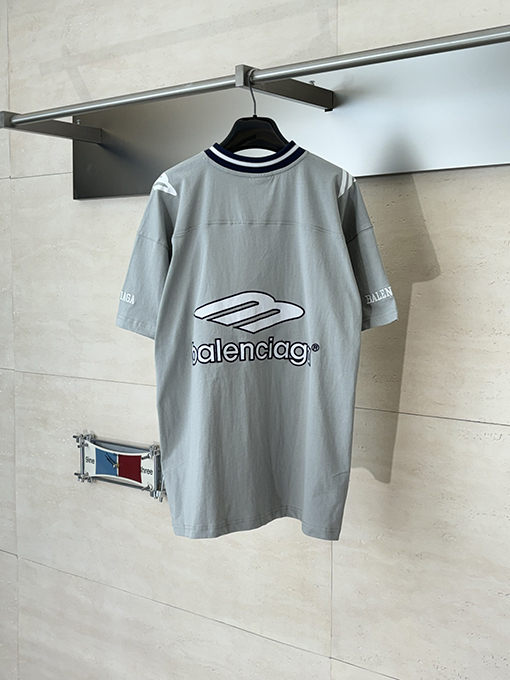 バレンシアガ Balenciaga FOOTBALL マンチェスターユナイテッドとの共同ブランドVネック半袖ジャージTシャツ