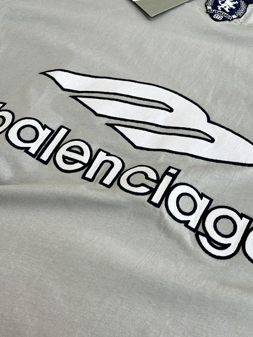 バレンシアガ Balenciaga FOOTBALL マンチェスターユナイテッドとの共同ブランドVネック半袖ジャージTシャツ
