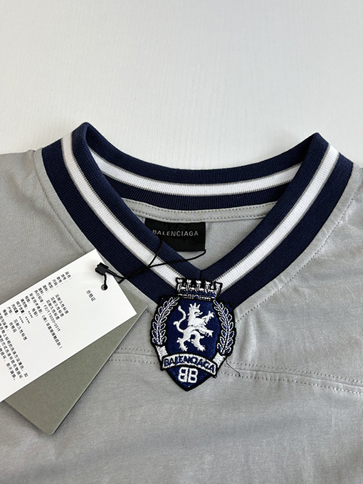 バレンシアガ Balenciaga FOOTBALL マンチェスターユナイテッドとの共同ブランドVネック半袖ジャージTシャツ