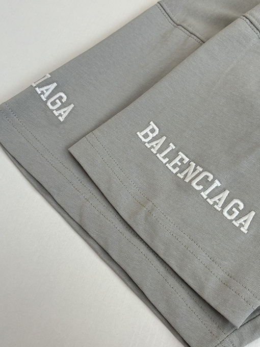 バレンシアガ Balenciaga FOOTBALL マンチェスターユナイテッドとの共同ブランドVネック半袖ジャージTシャツ