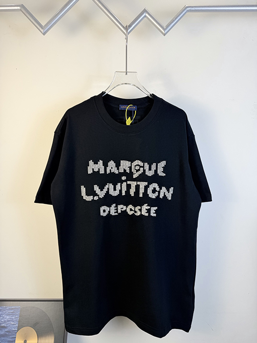 ルイヴィトンスーパーコピー フロントとバックにロゴ刺繍が施された半袖Tシャツ