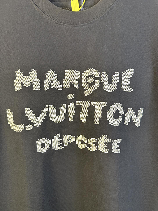 ルイヴィトンスーパーコピー フロントとバックにロゴ刺繍が施された半袖Tシャツ