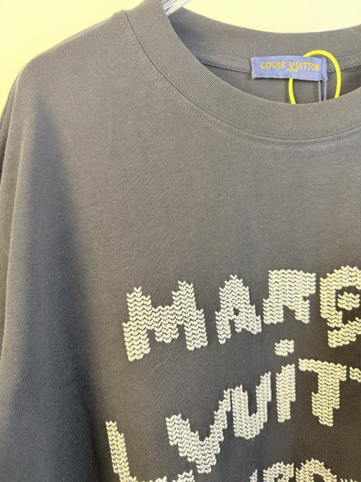 ルイヴィトンスーパーコピー フロントとバックにロゴ刺繍が施された半袖Tシャツ