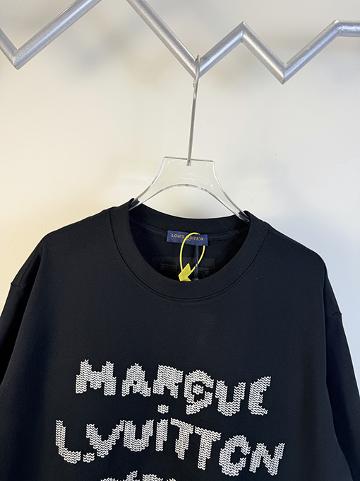 ルイヴィトンスーパーコピー フロントとバックにロゴ刺繍が施された半袖Tシャツ