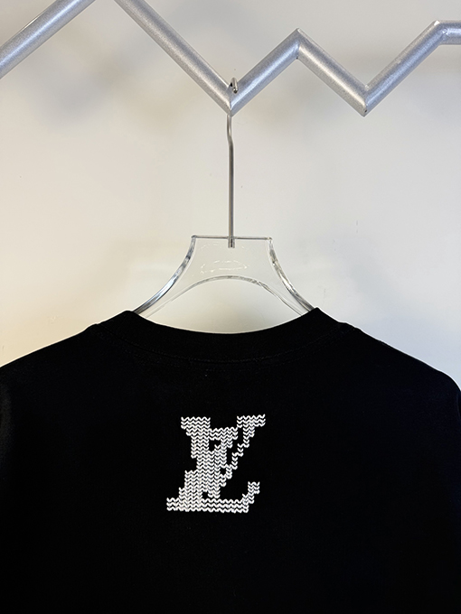 ルイヴィトンスーパーコピー フロントとバックにロゴ刺繍が施された半袖Tシャツ