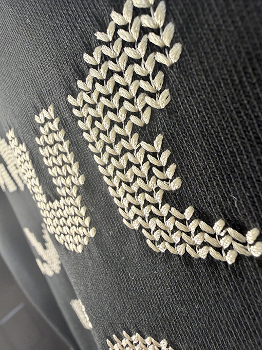 ルイヴィトンスーパーコピー フロントとバックにロゴ刺繍が施された半袖Tシャツ