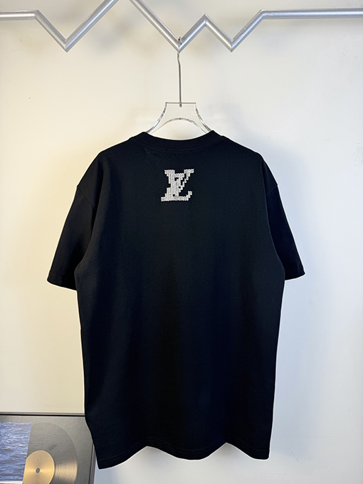 ルイヴィトンスーパーコピー フロントとバックにロゴ刺繍が施された半袖Tシャツ