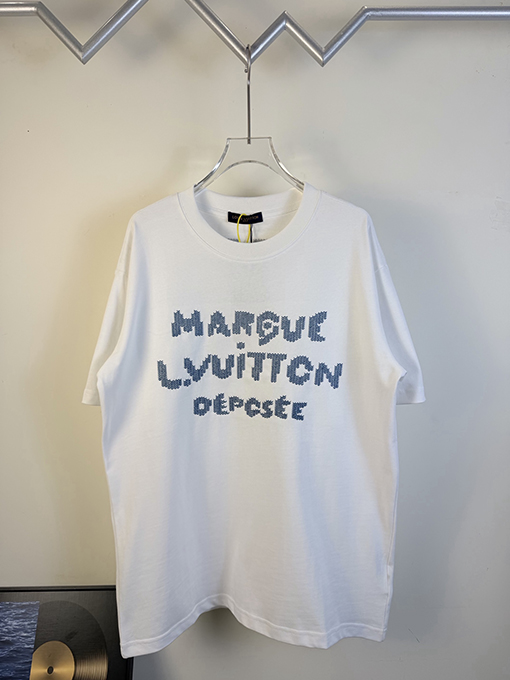 ルイヴィトンスーパーコピー フロントとバックにロゴ刺繍が施された半袖Tシャツ