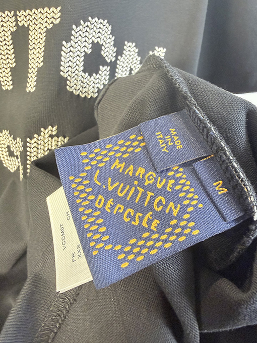 ルイヴィトンスーパーコピー フロントとバックにロゴ刺繍が施された半袖Tシャツ