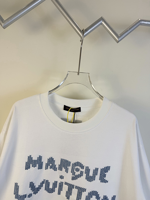 ルイヴィトンスーパーコピー フロントとバックにロゴ刺繍が施された半袖Tシャツ