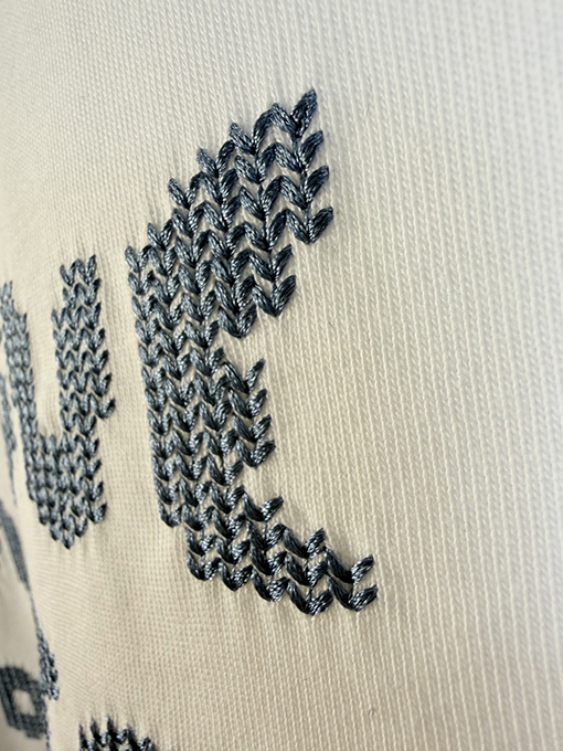 ルイヴィトンスーパーコピー フロントとバックにロゴ刺繍が施された半袖Tシャツ