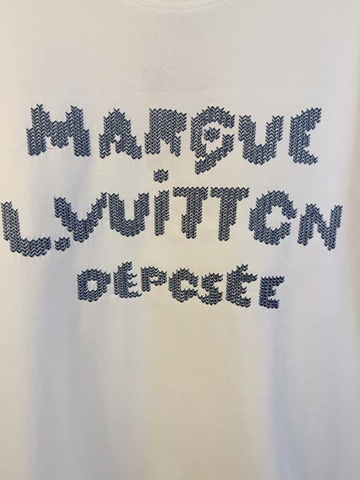ルイヴィトンスーパーコピー フロントとバックにロゴ刺繍が施された半袖Tシャツ