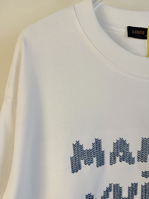 ルイヴィトンスーパーコピー フロントとバックにロゴ刺繍が施された半袖Tシャツ