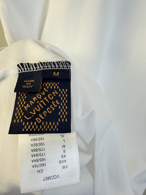 ルイヴィトンスーパーコピー フロントとバックにロゴ刺繍が施された半袖Tシャツ