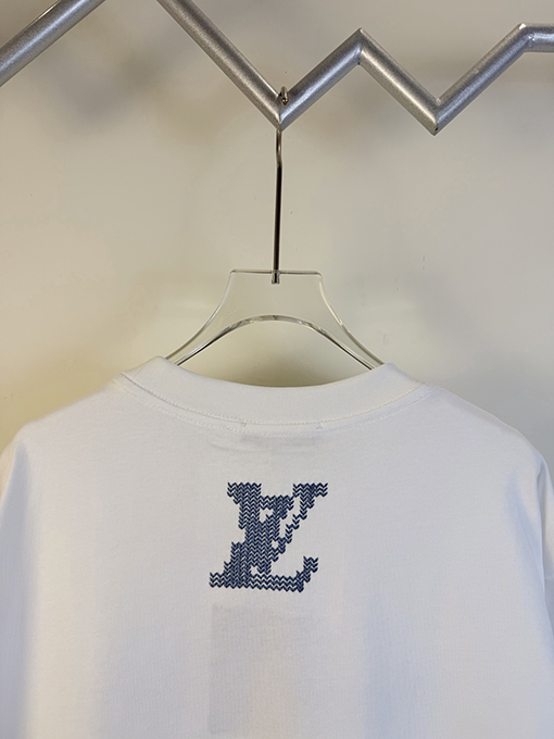 ルイヴィトンスーパーコピー フロントとバックにロゴ刺繍が施された半袖Tシャツ
