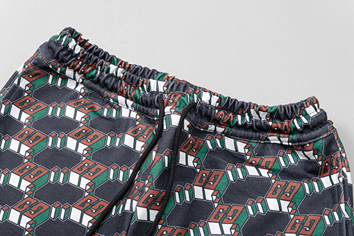 グッチ 全面ロゴプリントのカジュアルショートパンツ