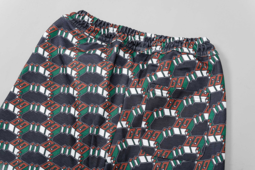 グッチ 全面ロゴプリントのカジュアルショートパンツ