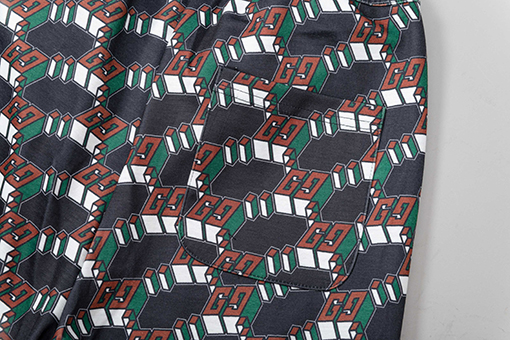 グッチ 全面ロゴプリントのカジュアルショートパンツ