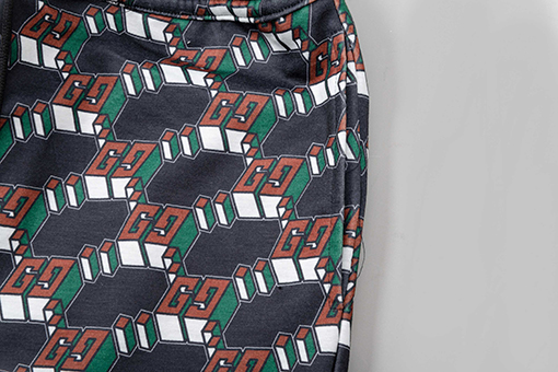 グッチ 全面ロゴプリントのカジュアルショートパンツ