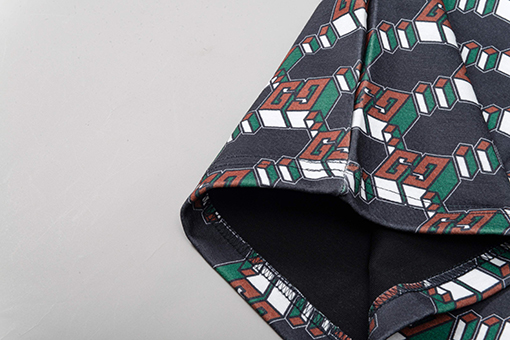 グッチ 全面ロゴプリントのカジュアルショートパンツ