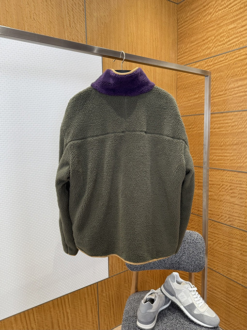 ルイヴィトンスーパーコピー カラーブロックのラムウールスタンドカラージップアップジャケット