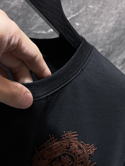 クロムハーツ ウォッシュとダメージをしたクラシックな馬蹄刺繍の半袖Tシャツ