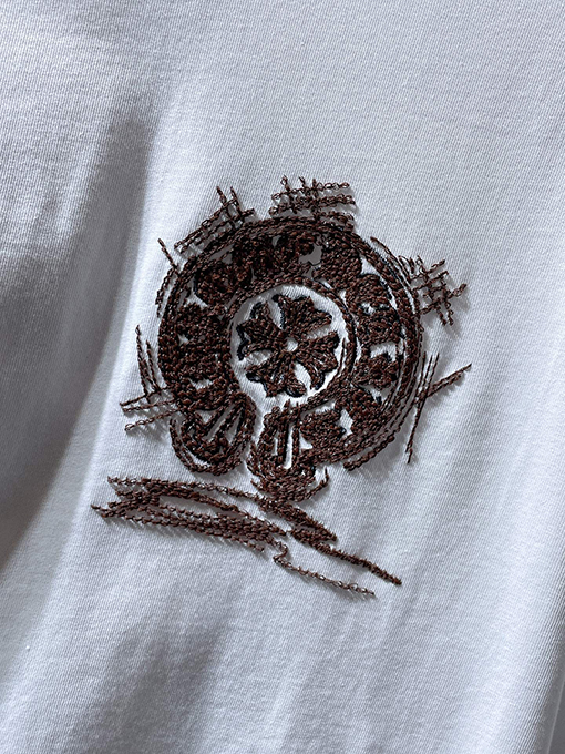 クロムハーツ ウォッシュとダメージをしたクラシックな馬蹄刺繍の半袖Tシャツ